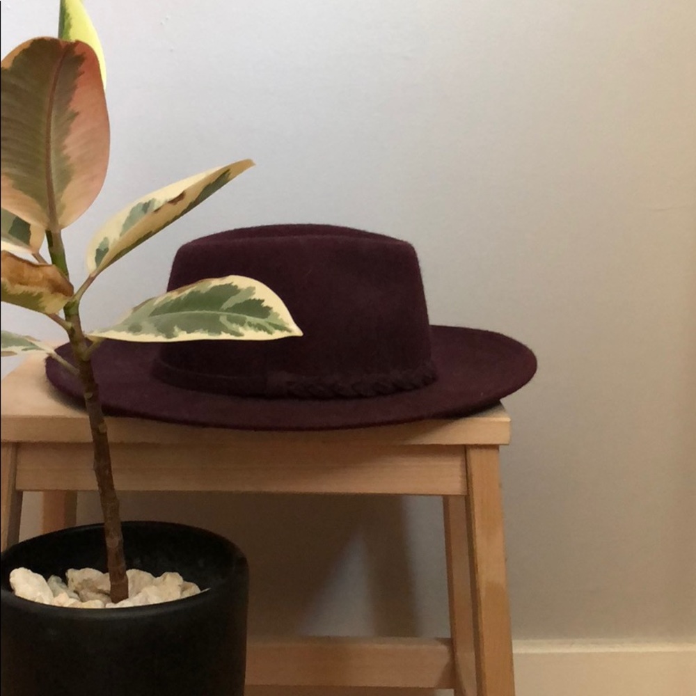 Maroon felt urban outfitters hat